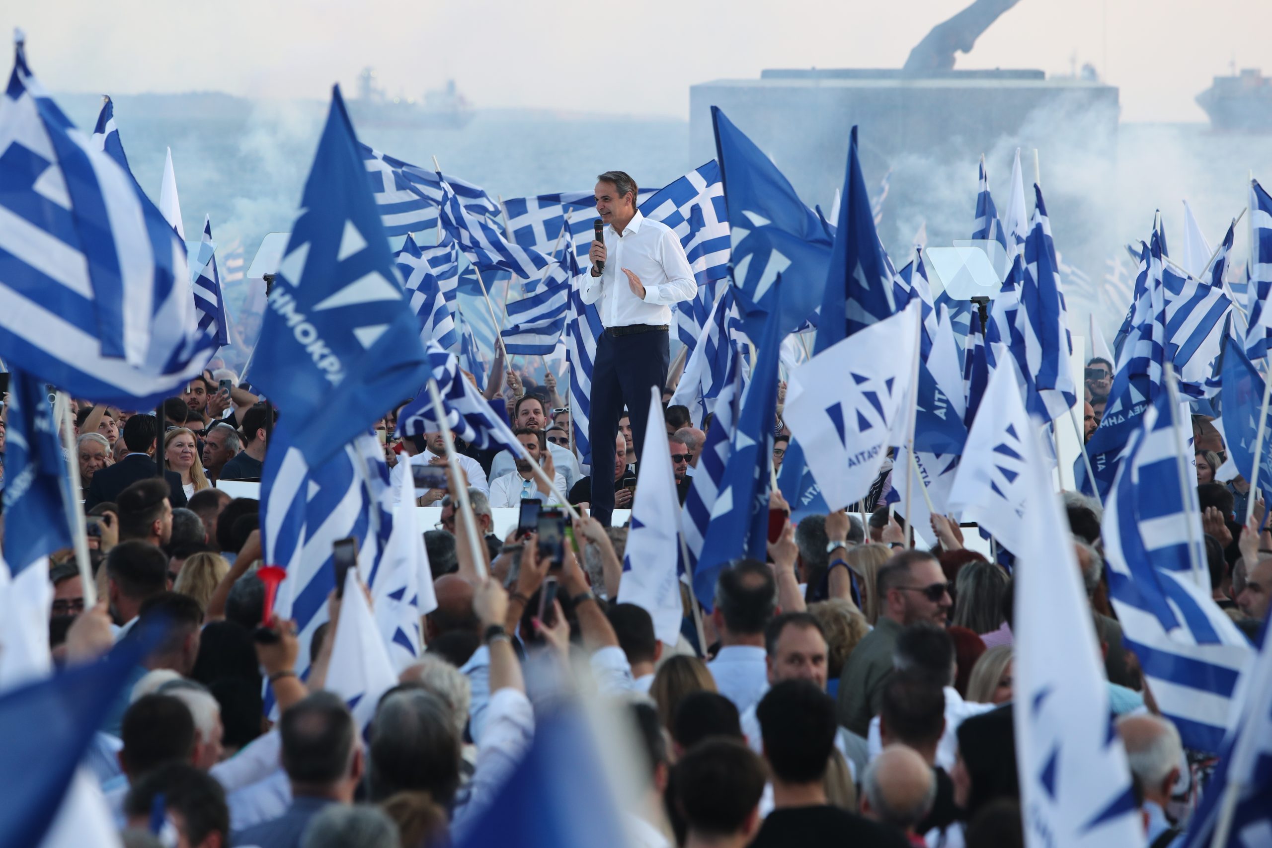 Ο Μητσοτάκης βάζει τον λαϊκισμό του ΣΥΡΙΖΑ στο χρονοντούλαπο