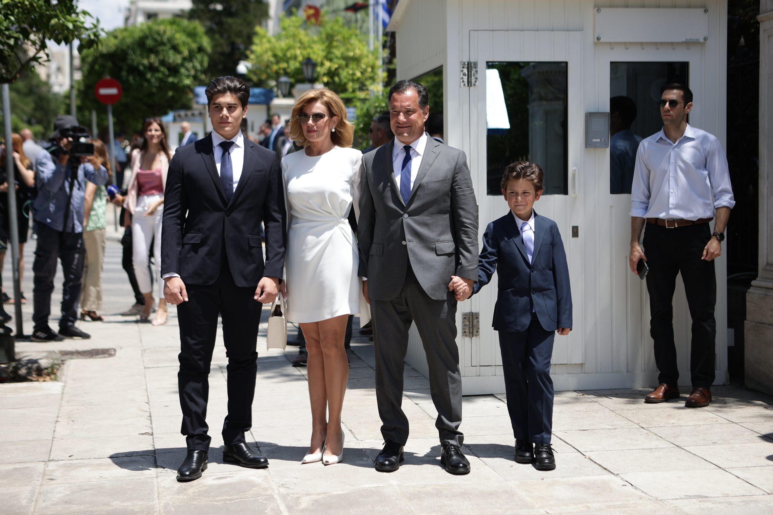 Ορκωμοσία νέας κυβέρνησης – Στιγμιότυπα από τις αφίξεις των υπουργών με τις οικογένειές τους