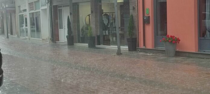 Χαλκιδική: Άνοιξαν οι ουρανοί στον Πολύγυρο – Ποτάμια οι δρόμοι (ΦΩΤΟ+Video)