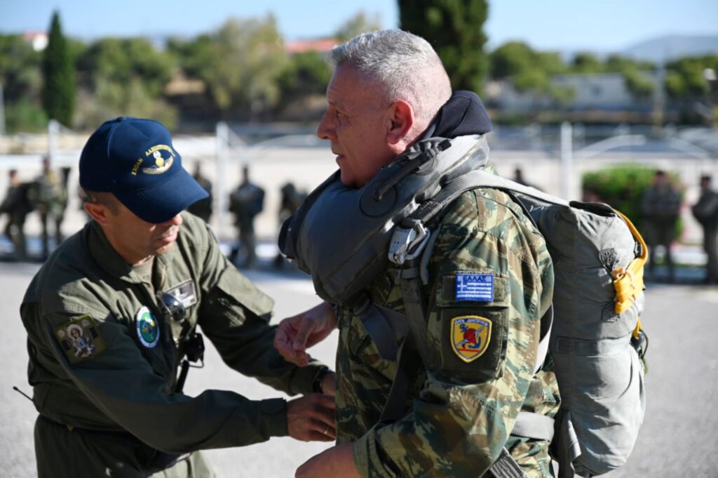 Ο Στρατηγός Κωνσταντίνος Φλώρος έκανε βουτιά με αλεξίπτωτο από Chinook (Video)