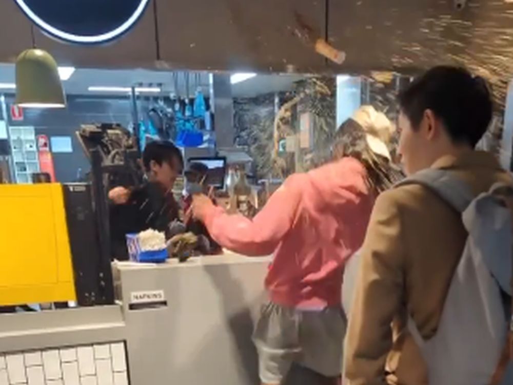 McDonald’s: Υπάλληλος πέταξε αναψυκτικό στο πρόσωπο πελάτη (Video)