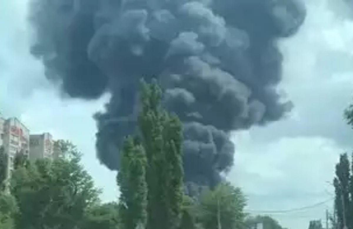 Ρωσία: Μεγάλη φωτιά σε δεξαμενή καυσίμων στη Βορονέζ –  Τρίβει τα χέρια του ο Ζελένσκι, καταφτάνουν οι Τσετσένοι για να ενισχύσουν τον Πούτιν(Video)