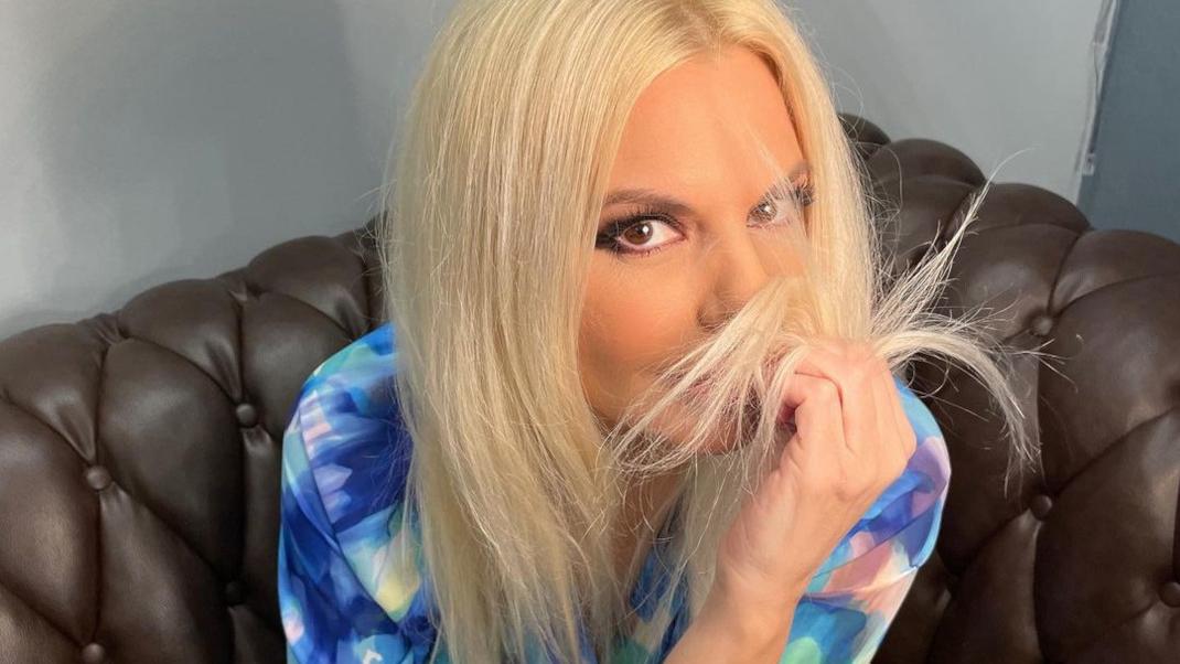 Η Ανίτα Πάνια στην πισίνα με… ομπρέλα! (ΦΩΤΟ)