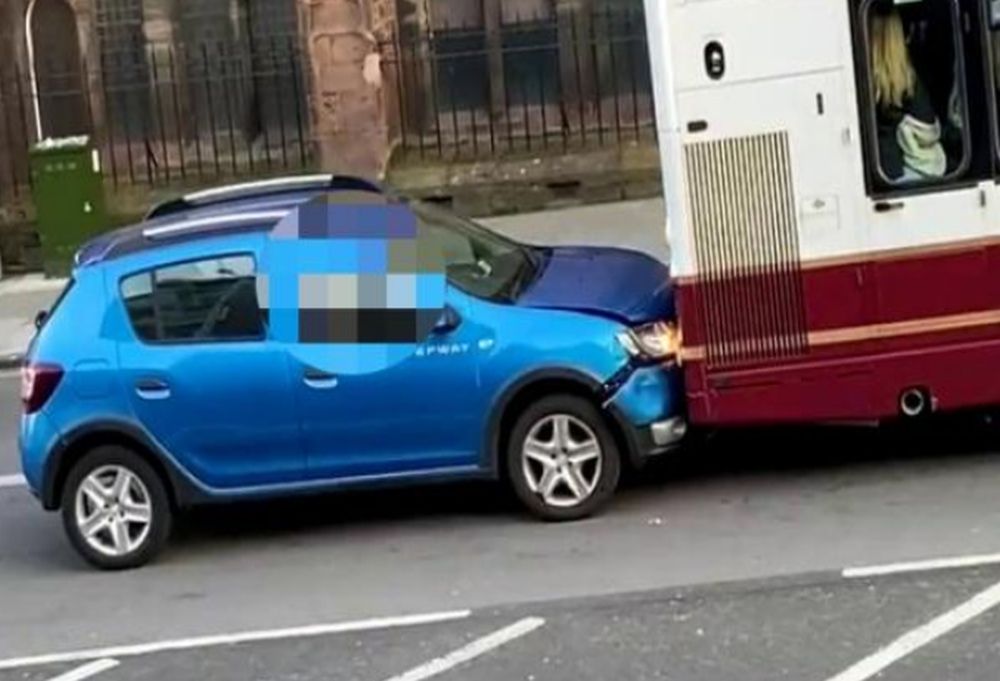 Αυτοκίνητο χτυπά ξανά και ξανά λεωφορείο (Video)