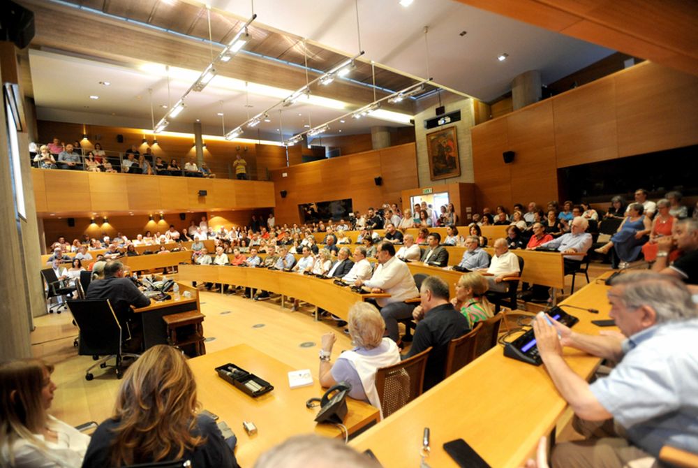 «Μια στιγμή. Η Μαρία»