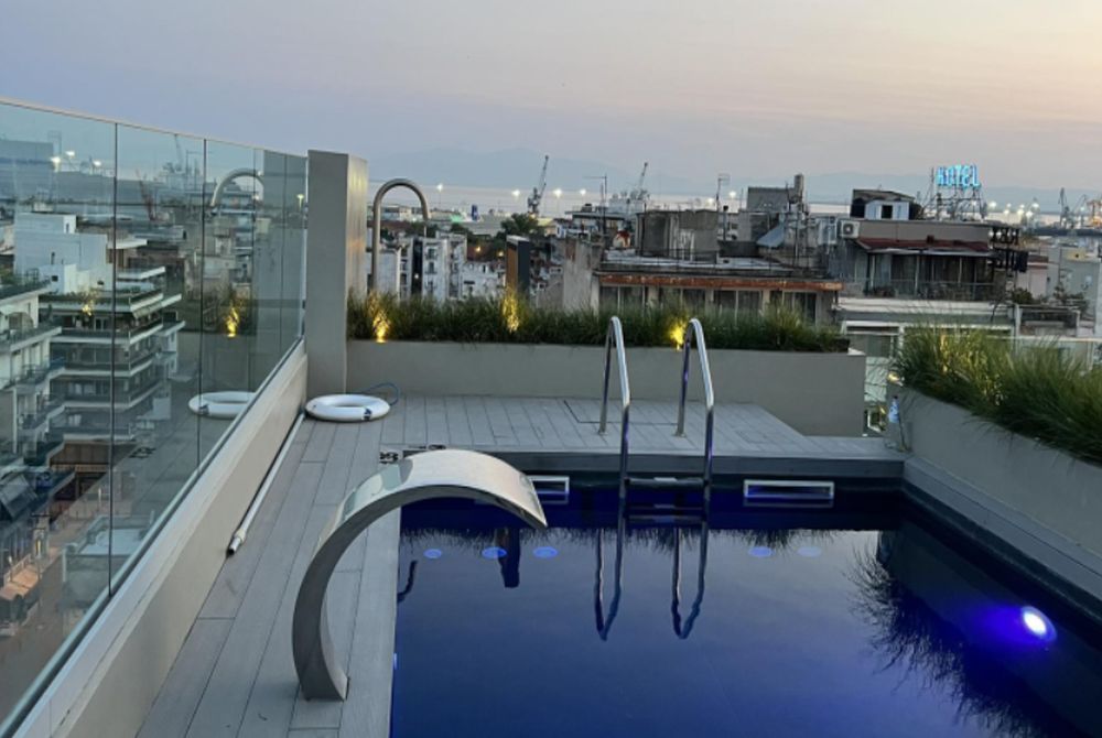 Cloud Bar: Το μοντέρνο rooftop που «παντρεύει» την περουβιανή με την ιαπωνική κουζίνα (ΦΩΤΟ)