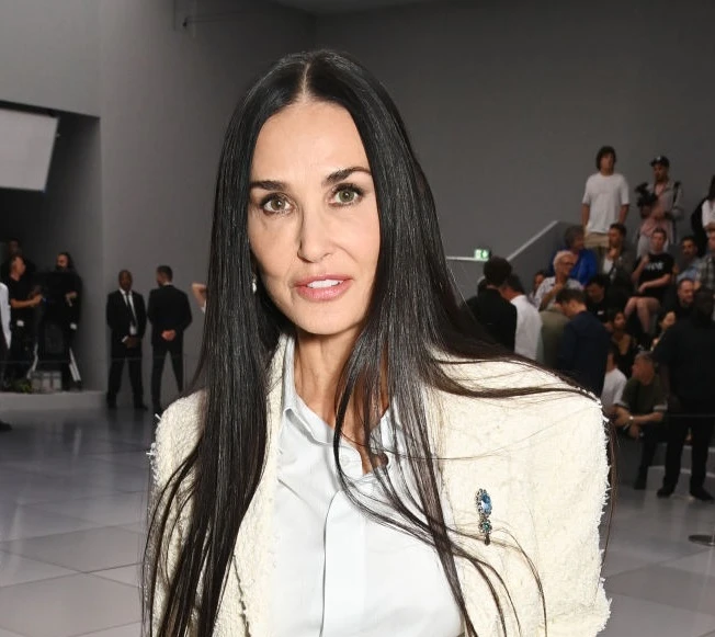 Demi Moore: Στιλάτη με τη mini bag που θα είναι η δυνατή τάση του επόμενου χειμώνα