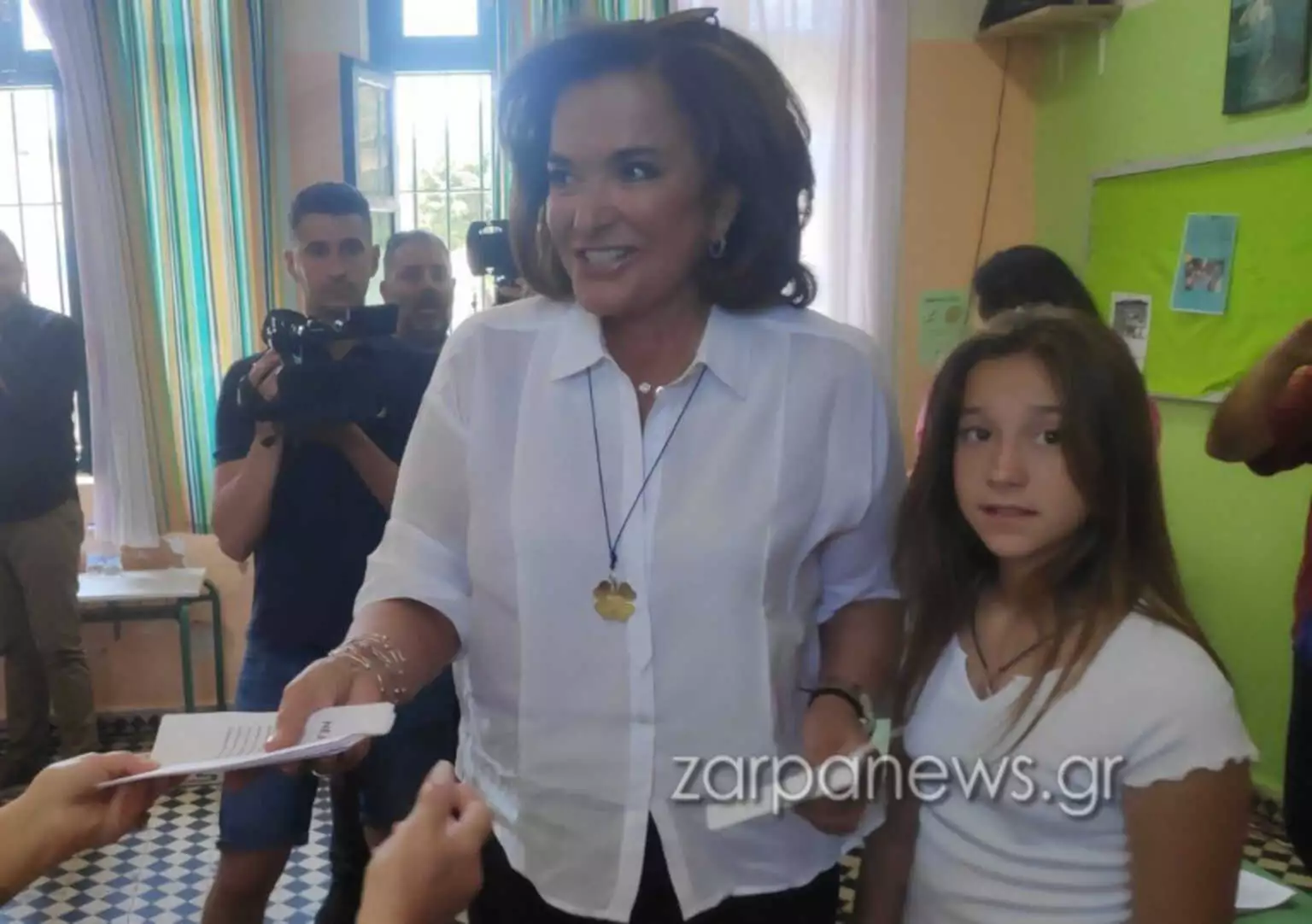 Εκλογές 2023: Η Ντόρα Μπακογιάννη ψήφισε μαζί με το Ντοράκι στην Κρήτη