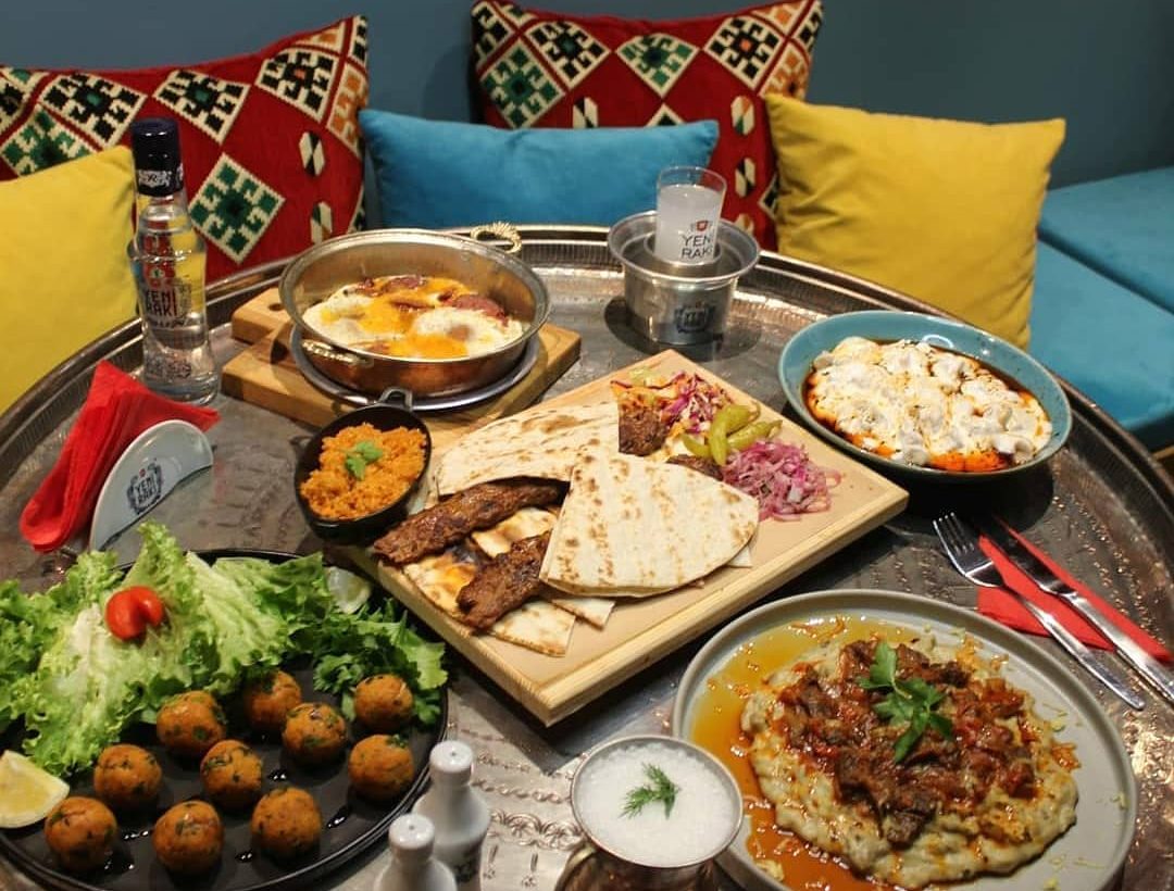 Θεσσαλονίκη: Το «ΗAYAT Μικρή Πόλη» σε «ταξιδεύει» με τις ανατολίτικες λιχουδιές του (ΦΩΤΟ)