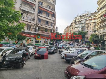 Θεσσαλονίκη: Πάρκαραν τα αυτοκίνητά τους στη μέση του δρόμου (ΦΩΤΟ)