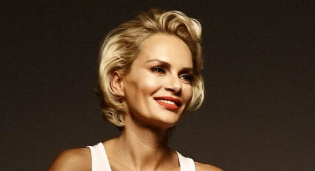 Έλενα Χριστοπούλου: Η ρετρό φωτογράφηση με το λεοπάρ ψηλόμεσο μπικίνι