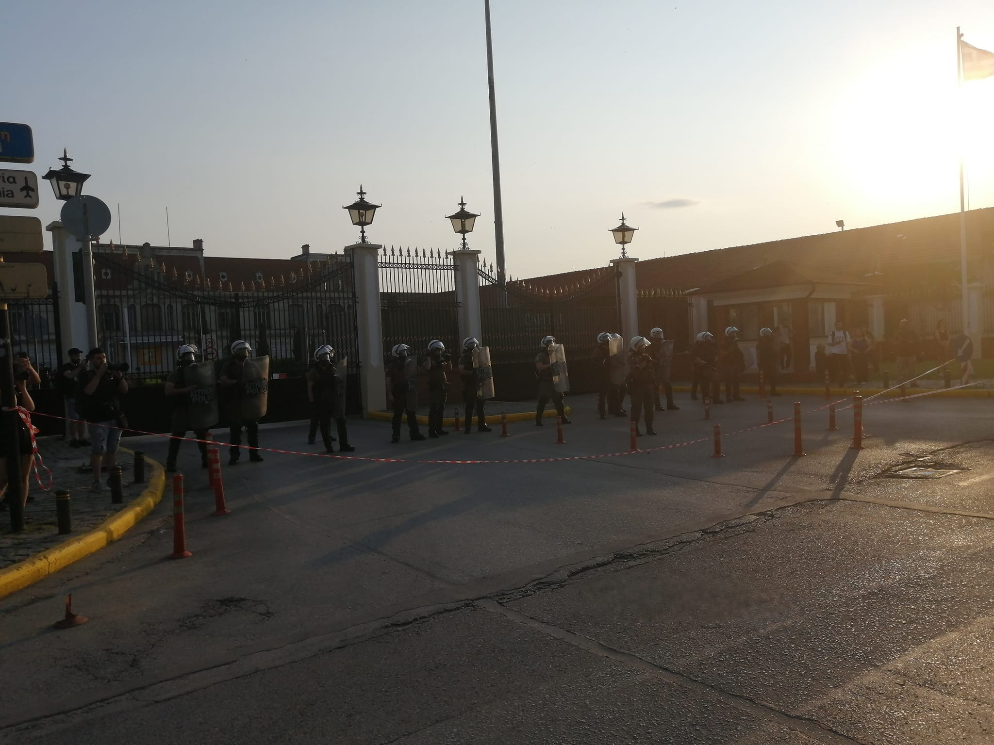 Θεσσαλονίκη: Έβαλαν κοντέινερ για να κλείσουν την είσοδο στο λιμάνι (ΦΩΤΟ)