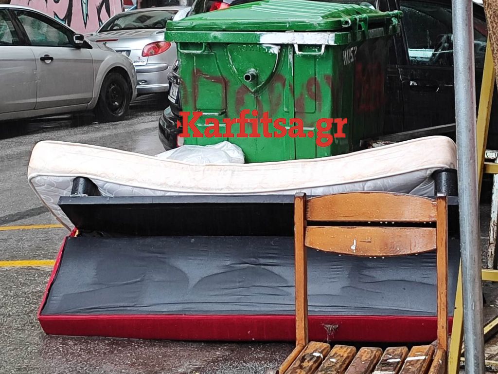 Θεσσαλονίκη: Παράτησαν καναπέ στο κέντρο της πόλης(ΦΩΤΟ)