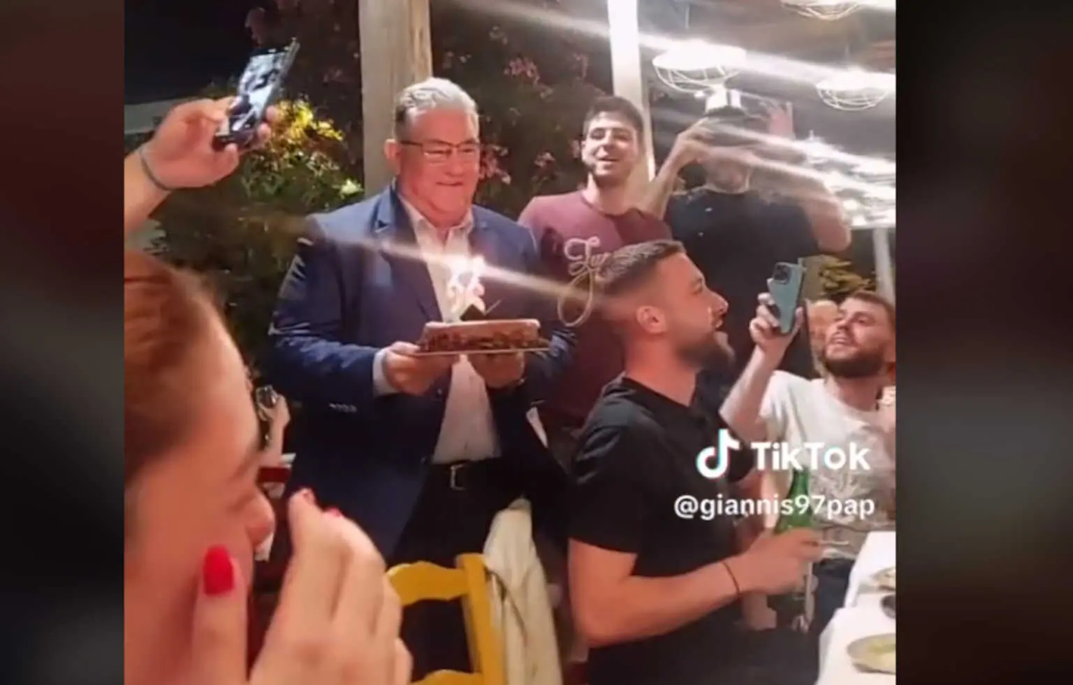 Θεσσαλονίκη: Ο Κουτσούμπας έκανε έκπληξη σε 26χρονο που είχε γενέθλια – Του πήγε τούρτα (Video)