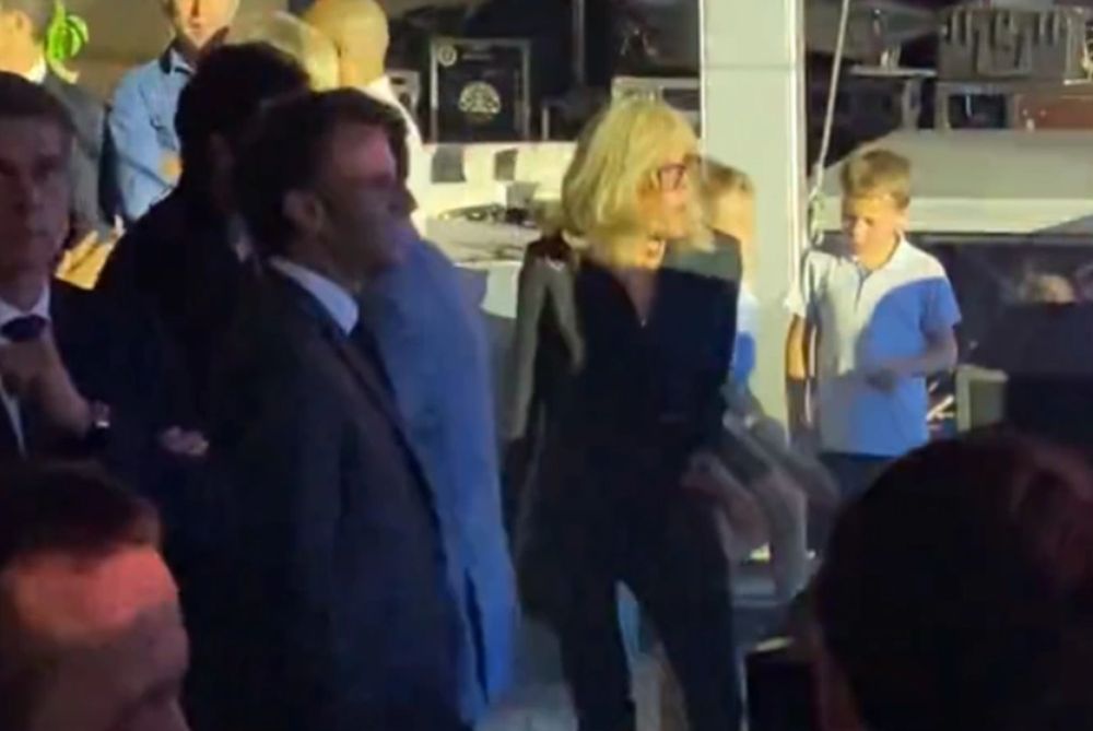 Η «Πρώτη Κυρία» Μπριζίτ Μακρόν έδωσε… ρέστα στον χορό (Video)