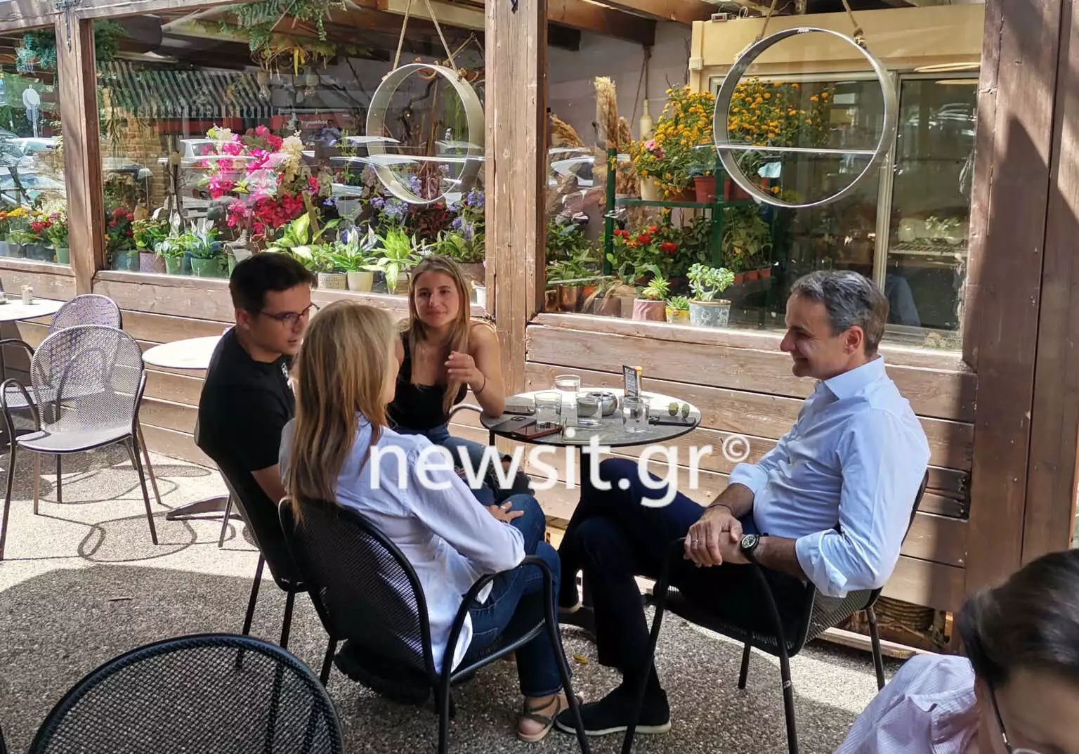Εκλογές 2023: Οικογενειακός καφές στην Κηφισιά για τον Κυριάκο Μητσοτάκη μετά την ψήφο