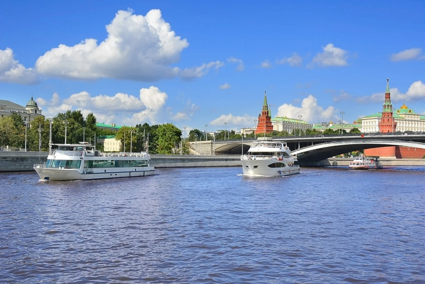 Ρωσία: Ανεστάλη η ναυσιπλοΐα στον ποταμό Μόσχοβα που διασχίζει τη ρωσική πρωτεύουσα