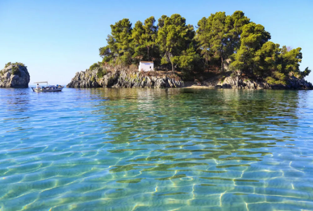 Αυτή είναι η ελληνική νησίδα που έχει πάνω της μόνο ένα εκκλησάκι