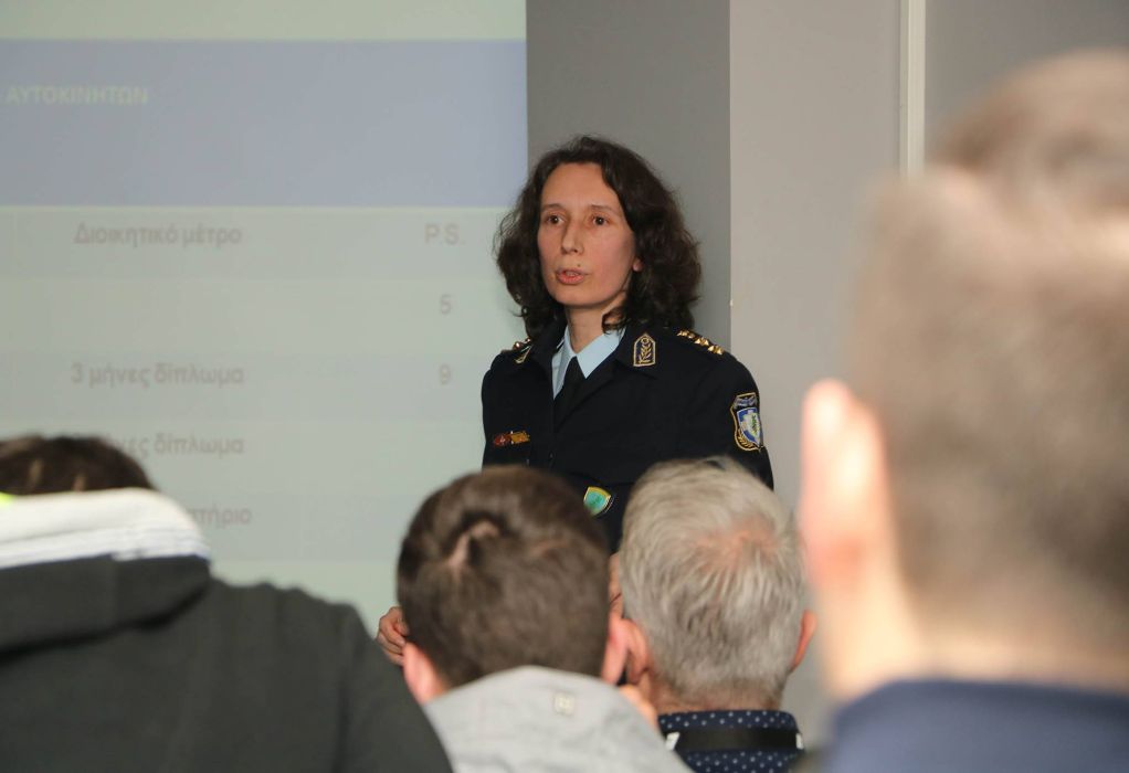 Θεσσαλονίκη: Μαθήτριες δώρισαν απινιδωτή στη Διεύθυνση Τροχαίας ( ΦΩΤΟ)