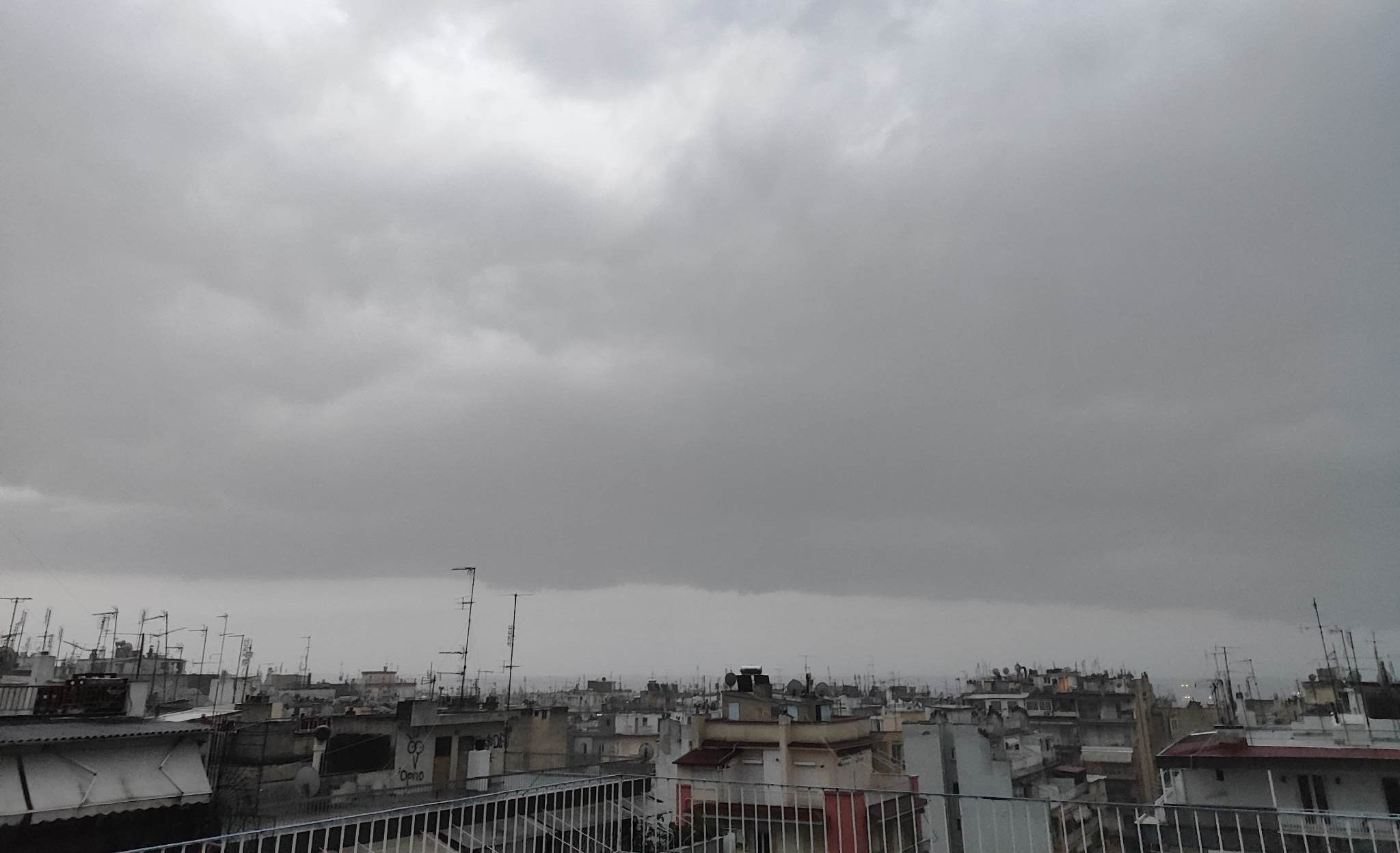 Θεσσαλονίκη: Έντονες βροχοπτώσεις «χτυπούν» την πόλη (ΦΩΤΟ + Video)