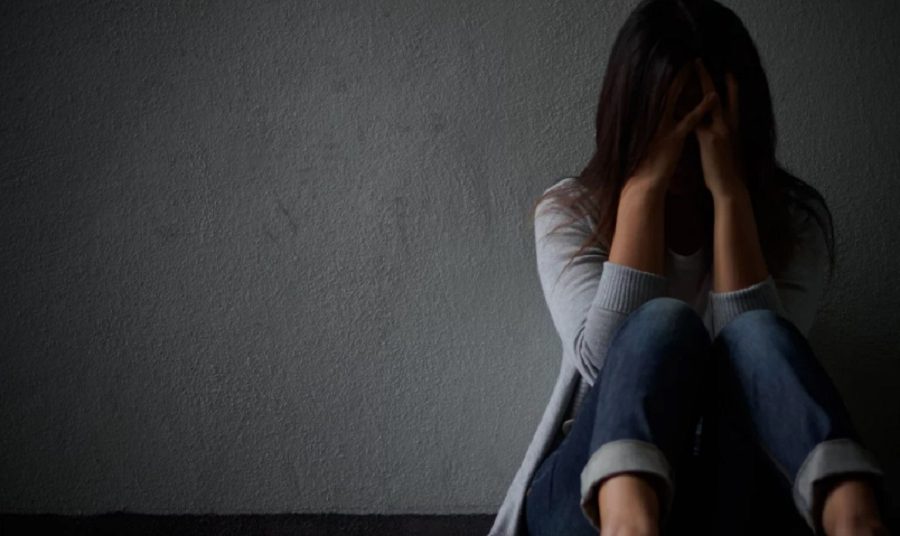 Ξυλοκόπησε τη σύζυγό του μπροστά στα μάτια της 5χρονης κόρης τους