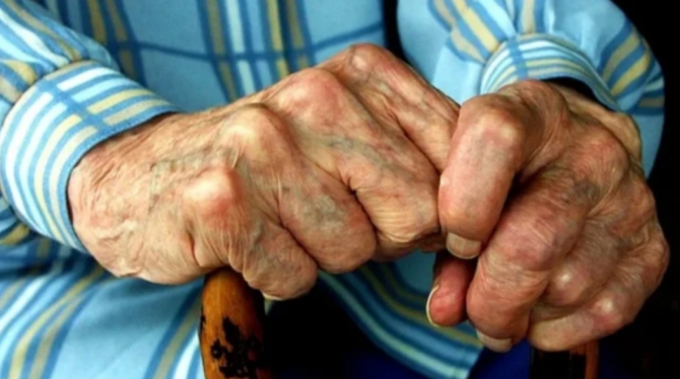  Έκλεψαν χρήματα από ηλικιωμένο που έπεσε στον δρόμο