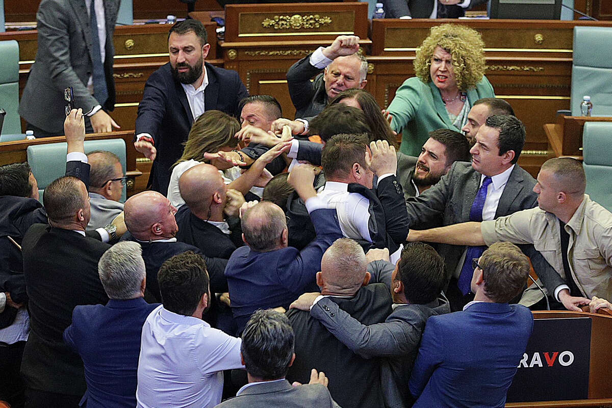 Έπεσε ξύλο στη βουλή του Κοσόβου (Video)