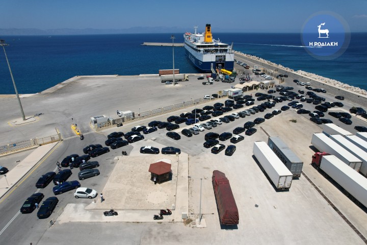 Ρόδος: Οδηγοί ταξί απέκλεισαν το λιμάνι – Προσπάθησαν να εμποδίσουν την αποβίβαση οχημάτων της Uber