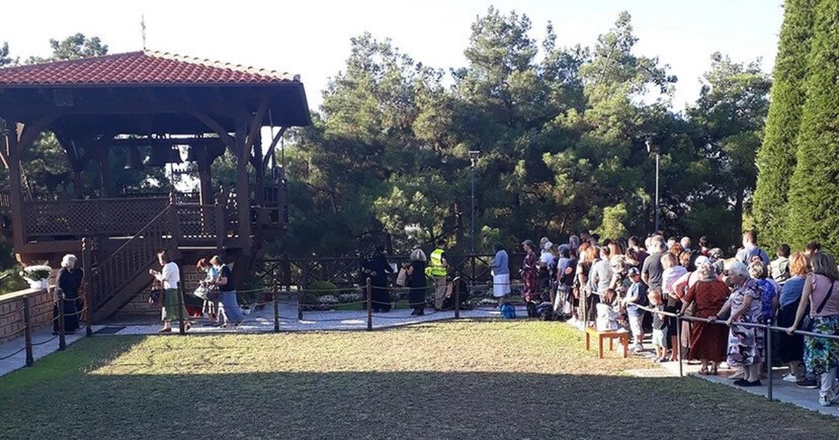 Θεσσαλονίκη: Πλήθος κόσμου στον τάφο του Αγίου Παϊσίου παραμονές της εορτής του