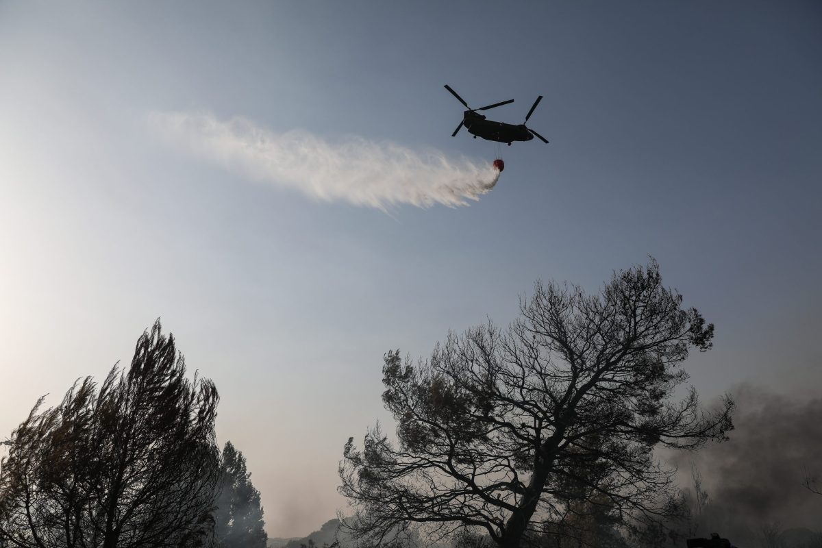 Φωτιά στο Λουτράκι: Bίντεο μέσα από το πιλοτήριο του Σινούκ
