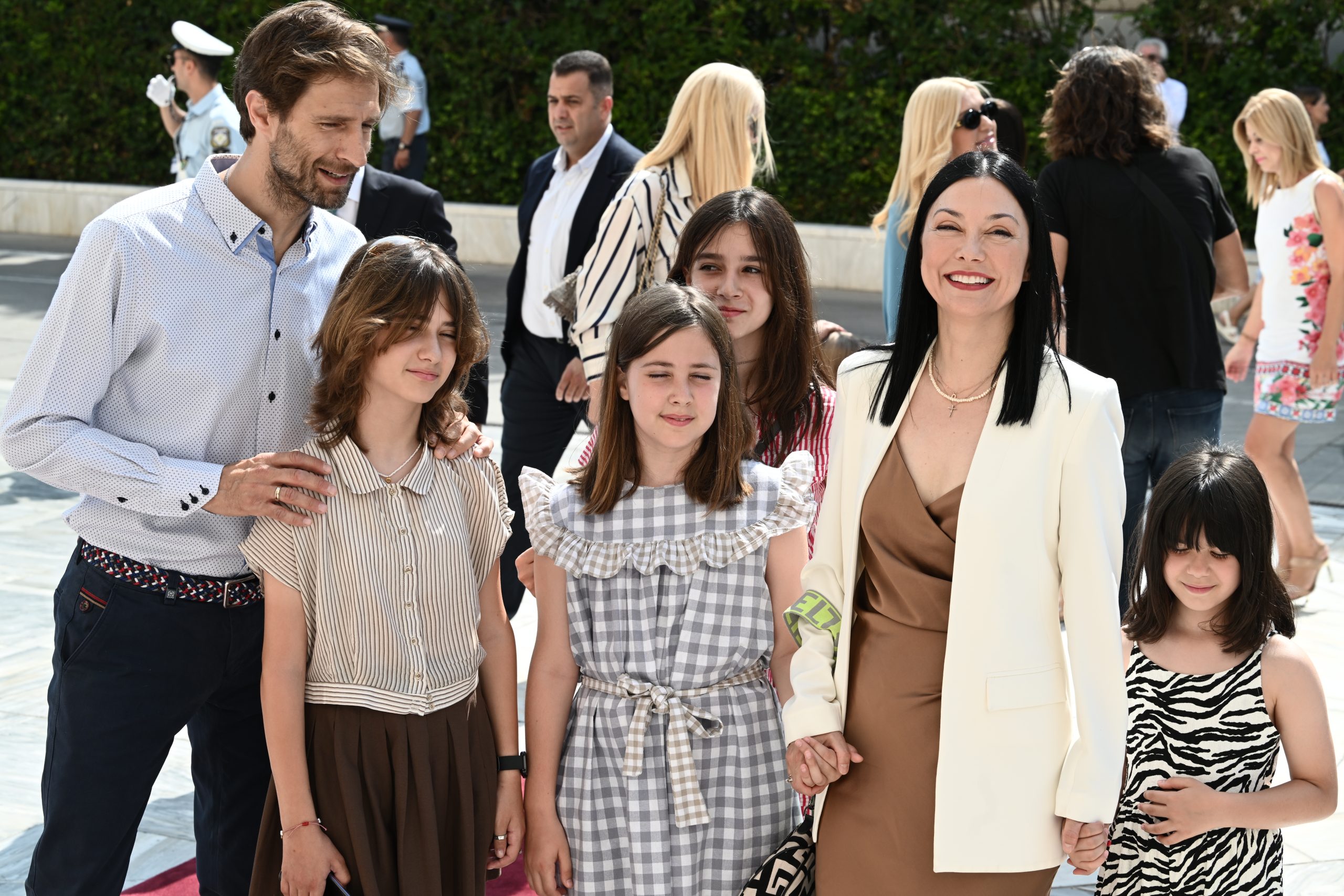 Με τις οικογένειές τους στη Βουλή οι νέοι βουλευτές – Δείτε φωτογραφίες