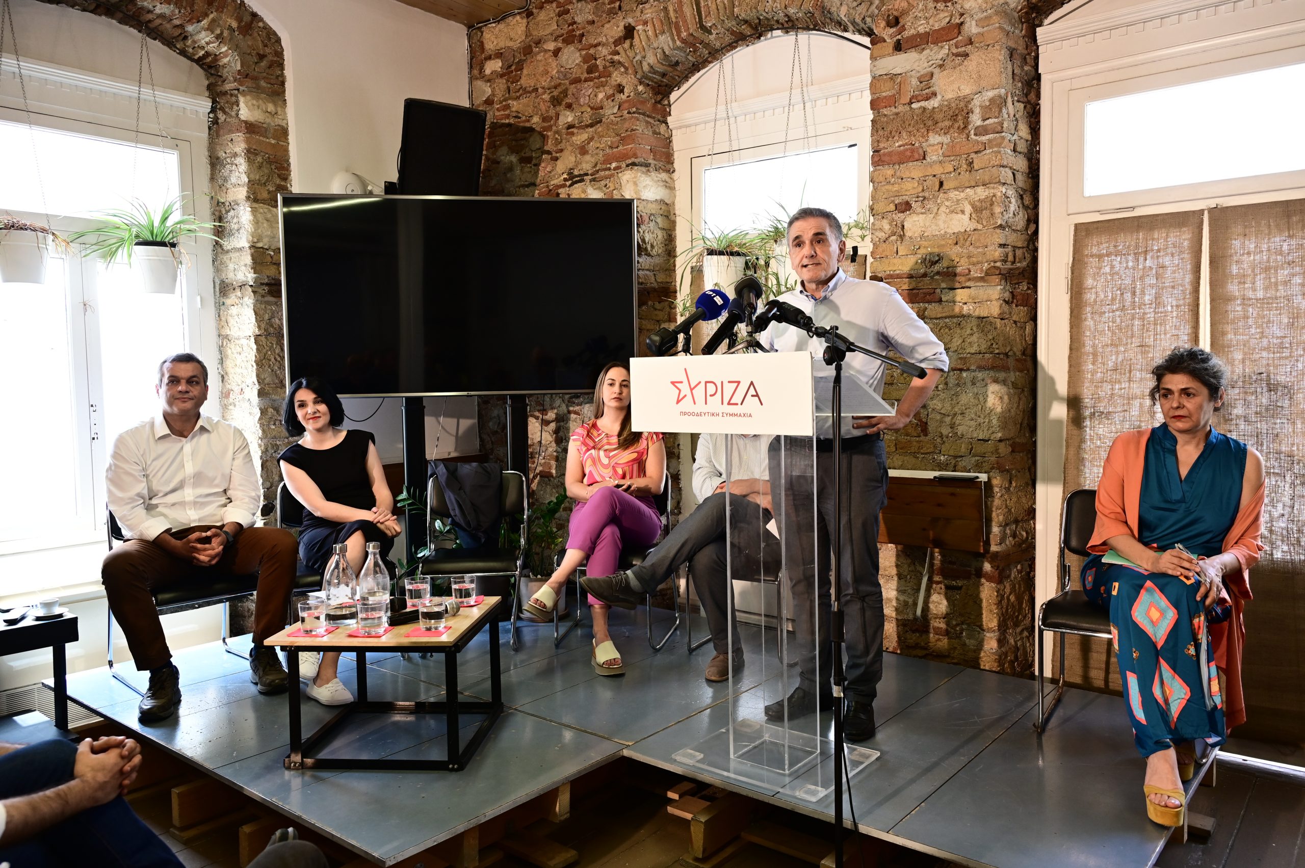 ΣΥΡΙΖΑ: Ανακοίνωσε την υποψηφιότητα του για την προεδρία ο Ε. Τσακαλώτος