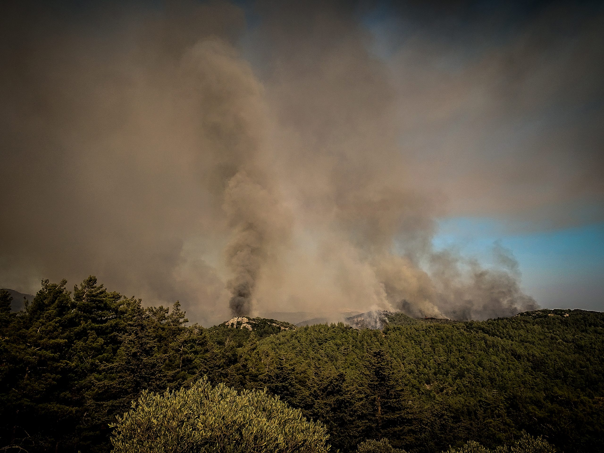 Πύρινη λαίλαπα σε Δ. Αττική και Ρόδο – Νύχτα μάχης για τις δυνάμεις της Πυροσβεστικής (Video)