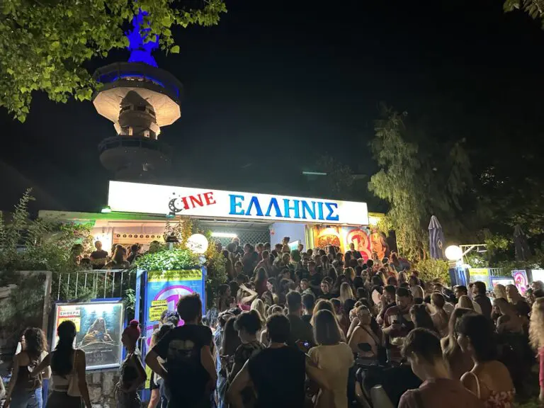 Θεσσαλονίκη: Πανζουρλισμός για ένα εισιτήριο στην καινούργια ταινία της Barbie (ΦΩΤΟ+Video)