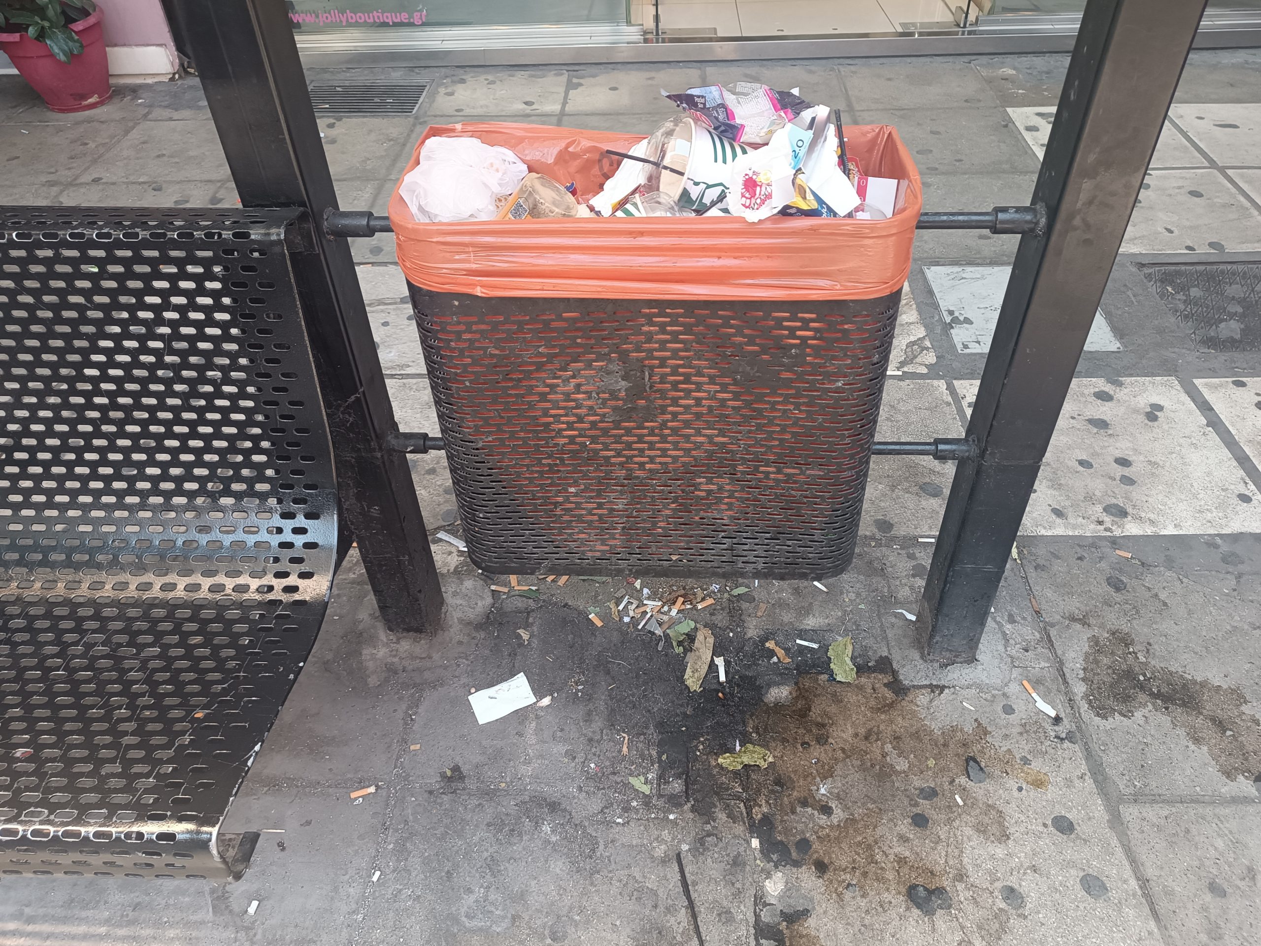 Γεμάτες σκουπίδια οι στάσεις του ΟΑΣΘ (ΦΩΤΟ)