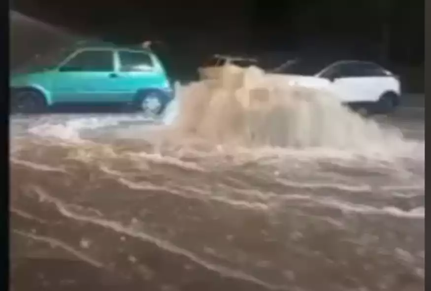 Βροχόπτωση στη Θεσσαλονίκη: Εκτινάχθηκε καπάκι φρεατίου και πλημμύρισε δρόμος 