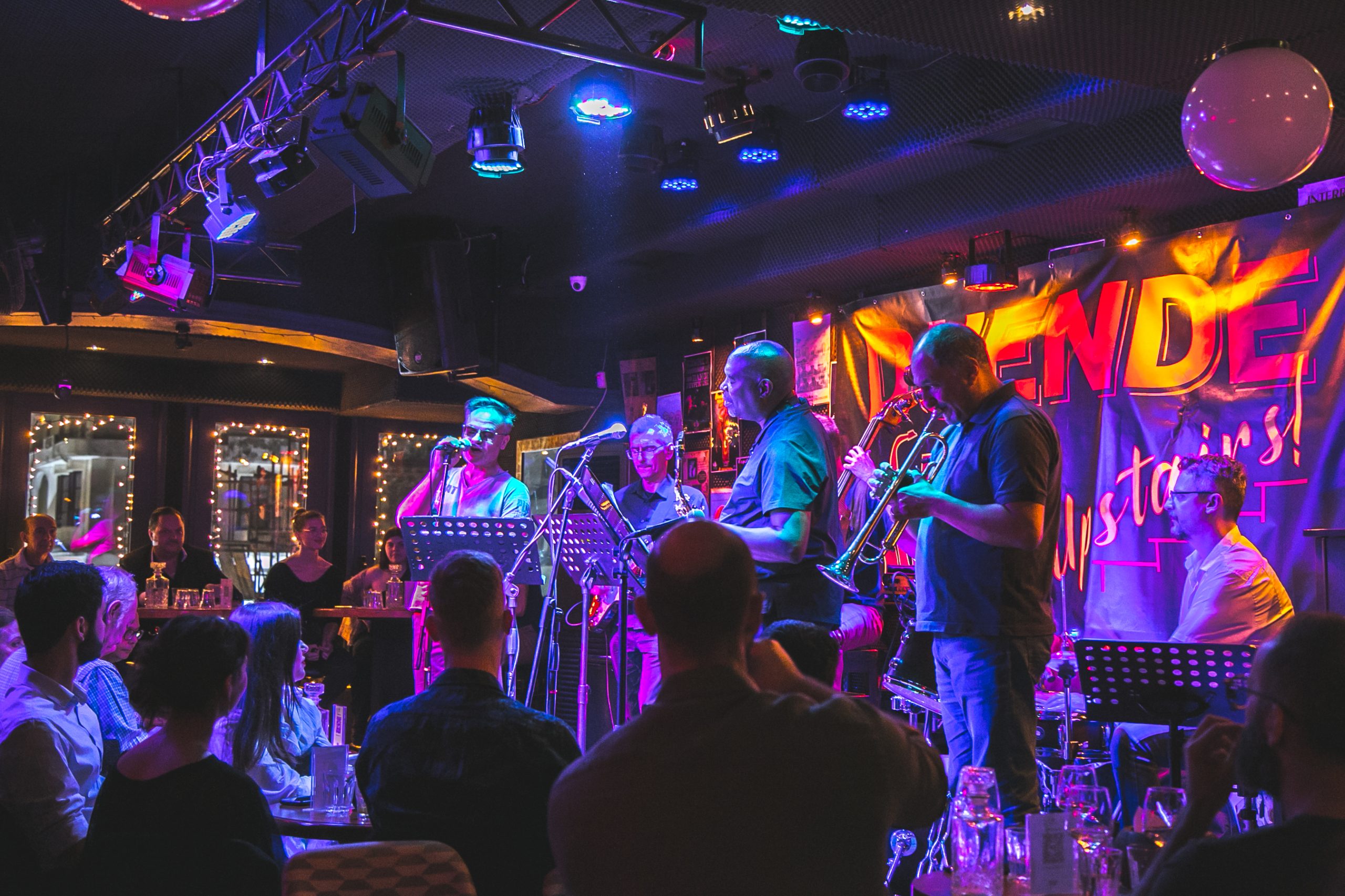 Καφωδείο Ελληνικό: Η επιλογή μονόδρομος για εκλεκτά αποστάγματα και δυναμικά live