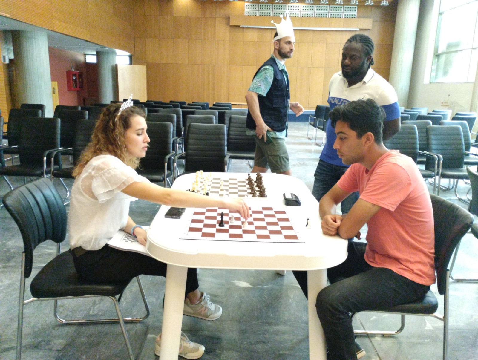 Θεσσαλονίκη: Σκακίστρια – πρόσφυγας πολέμου από την Ουκρανία διδάσκει σκάκι σε προσφυγόπουλα