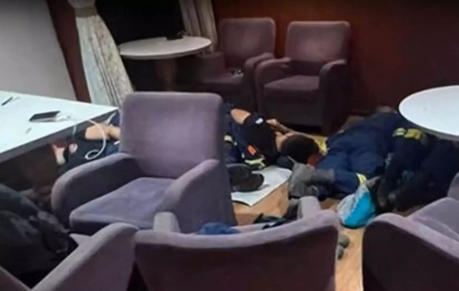 Φωτιά στη Ρόδο: Πυροσβέστες κοιμήθηκαν στο πάτωμα και τα τραπέζια του πλοίου (Video)