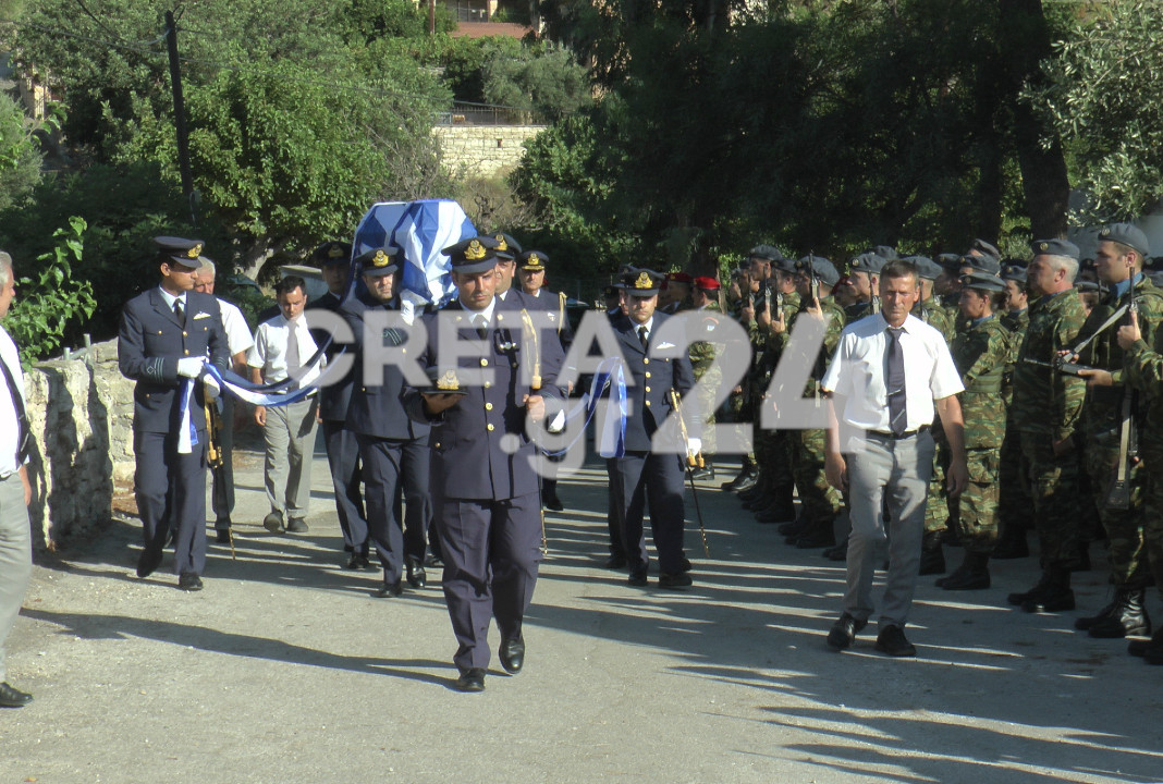 Τελευταίο αντίο στον σμηναγό Χρήστο Μουλά – Σπαραγμός στην κηδεία του πιλότου του μοιραίου Canadair (ΦΩΤΟ +Video)