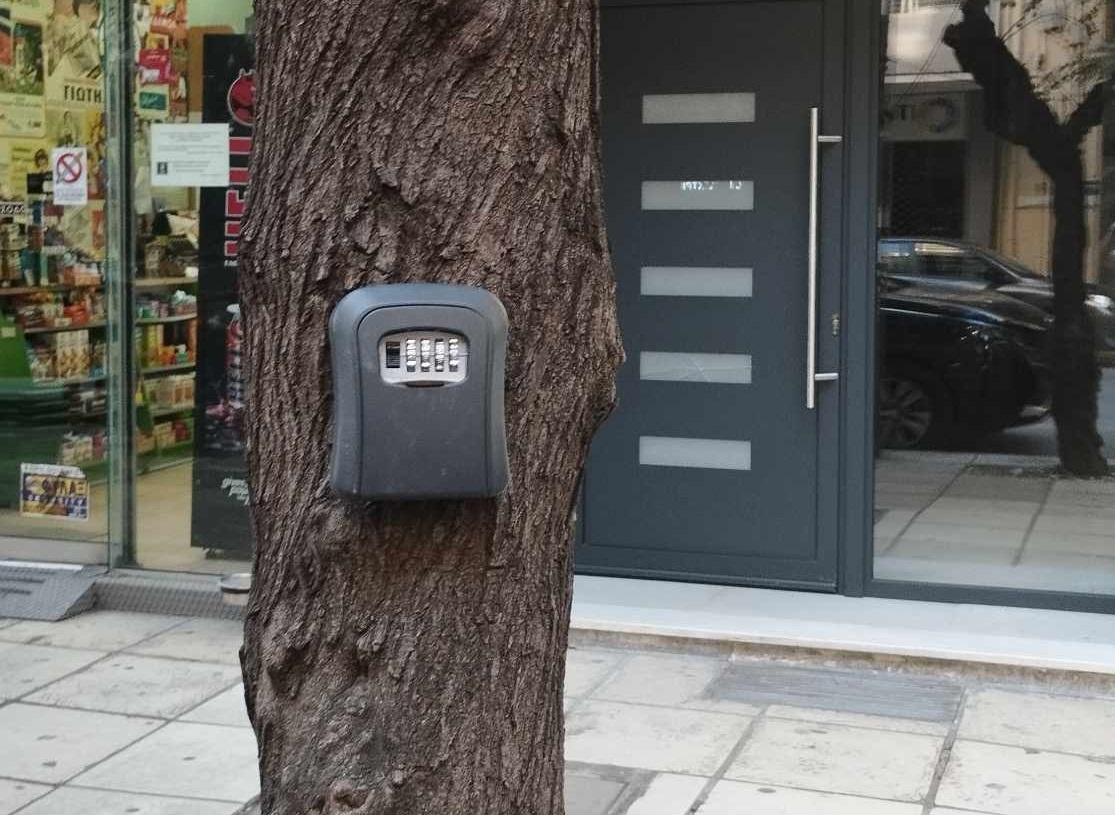Θεσσαλονίκη: Η κλειδοθήκη του Airbnb βρίσκεται σε… κορμό δέντρου έξω από την πολυκατοικία!