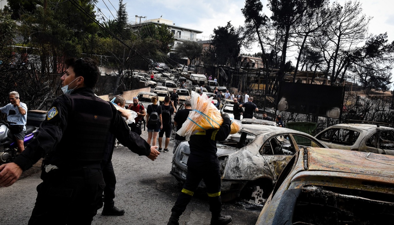 Πυρκαγιά Μάτι: Κάτοικοι ξεσπούν για την εκκένωση 19.000 ατόμων στη Ρόδο – «Για εμάς δεν έγινε καμία επιχείρηση διάσωσης» (Video)