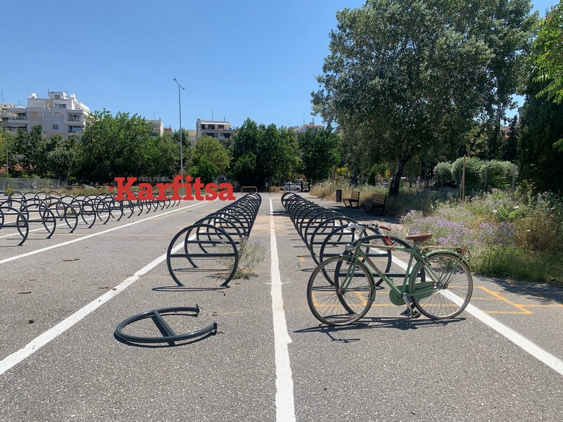 Θεσσαλονίκη: Το έρημο πάρκινγκ ποδηλάτων – Άδειο από ποδήλατα, γεμάτο από φθορές (ΦΩΤΟ)