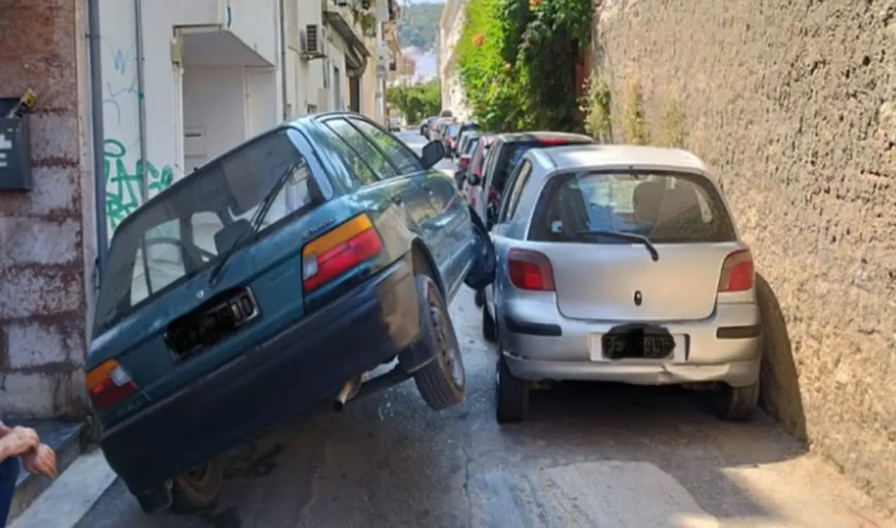 Απίστευτο τροχαίο – Οδηγός δεν χωρούσε να περάσει σε στενό και «καβάλησε» παρκαρισμένο ΙΧ (ΦΩΤΟ)