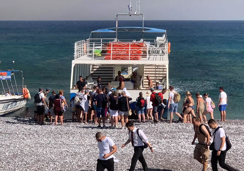 «Φύγαμε με πετσέτες στα πρόσωπα» – Εκατοντάδες τουρίστες «δραπετεύουν» από τις φλόγες της Ρόδου (ΦΩΤΟ)