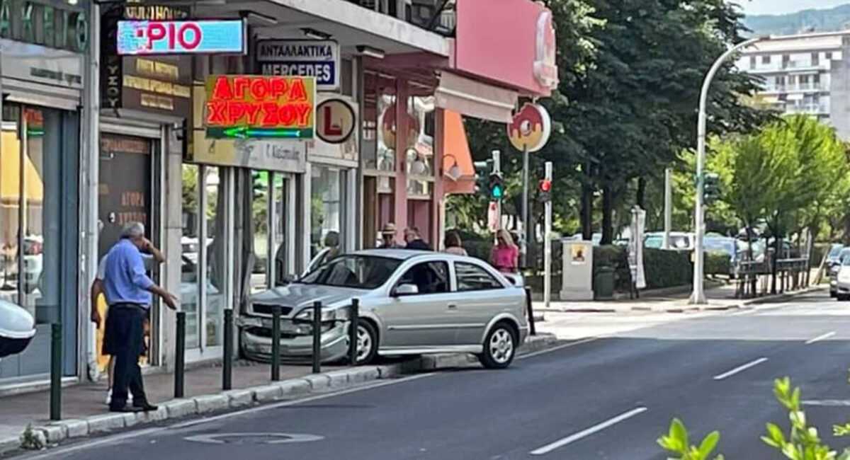Καβάλα: Αυτοκίνητο κατέληξε σε βιτρίνα καταστήματος (ΦΩΤΟ)