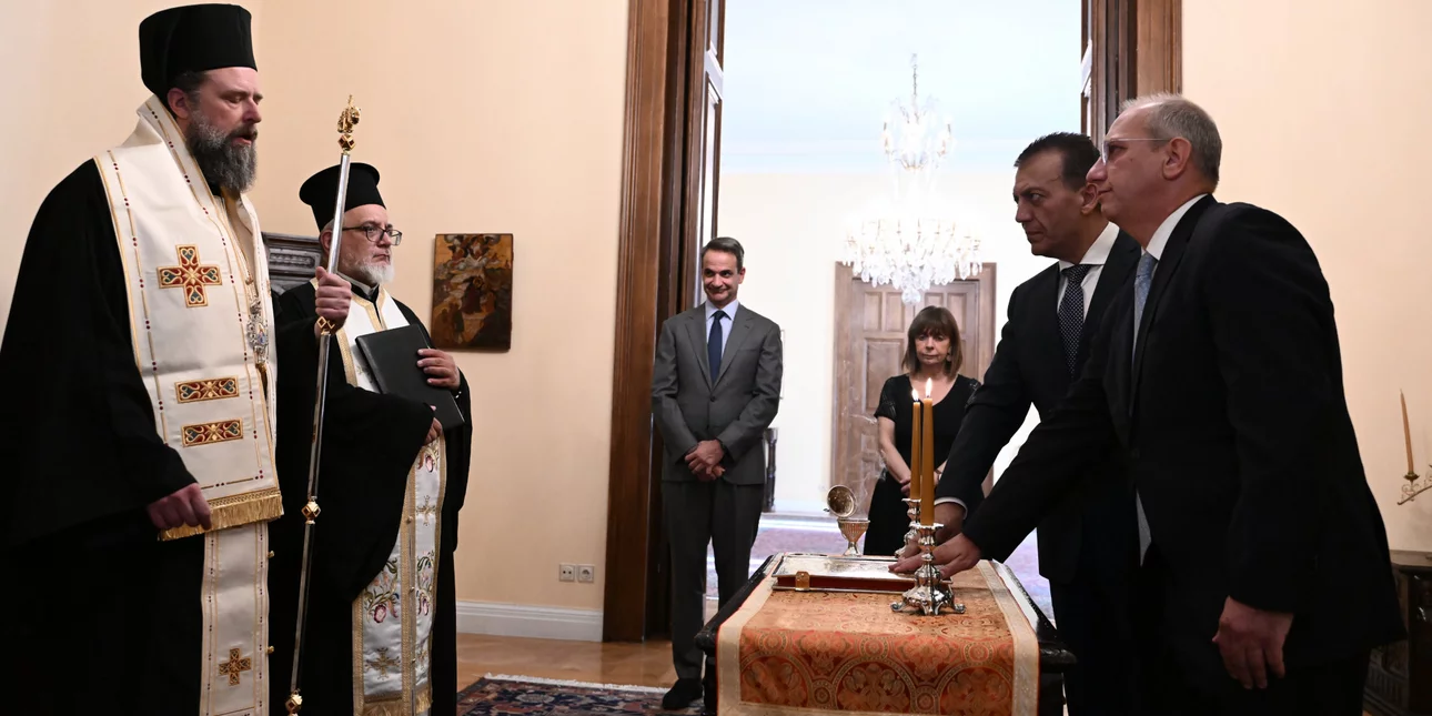 Βουλή: Ορκίστηκαν Γιάννης Οικονόμου και Γιάννης Βρούτσης – Οι πρώτες τους δηλώσεις