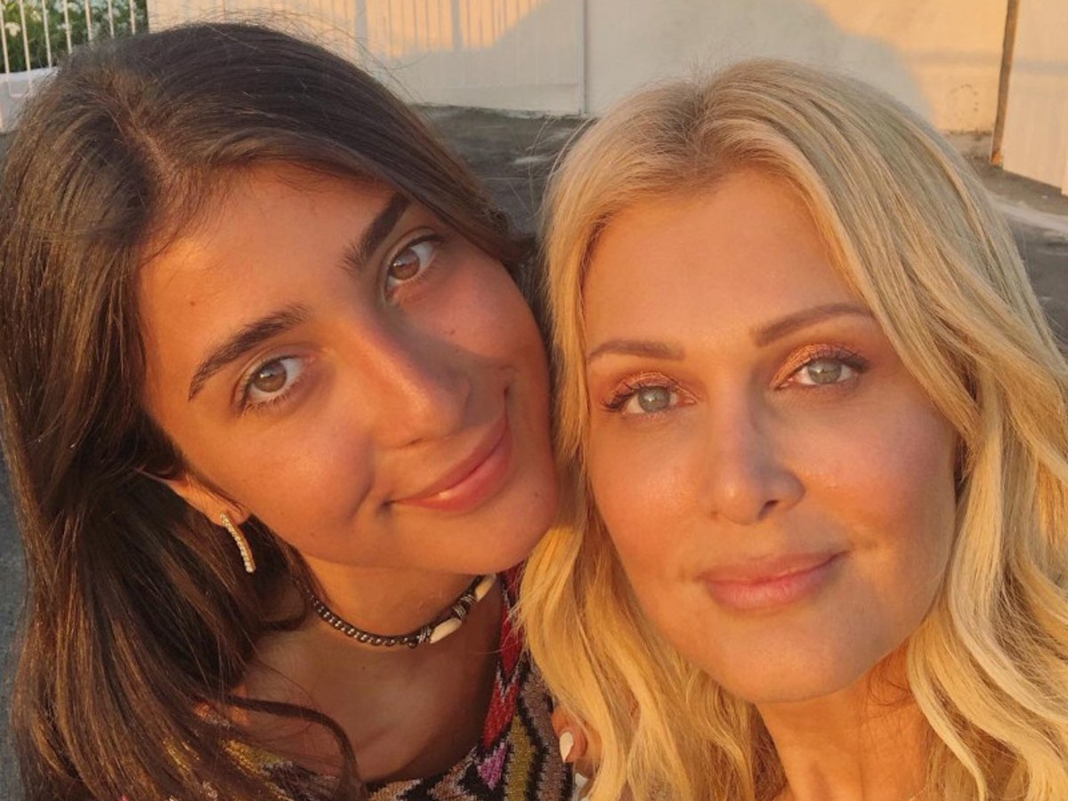 Μητέρα και κόρη τραγουδούν μαζί στη θάλασσα!