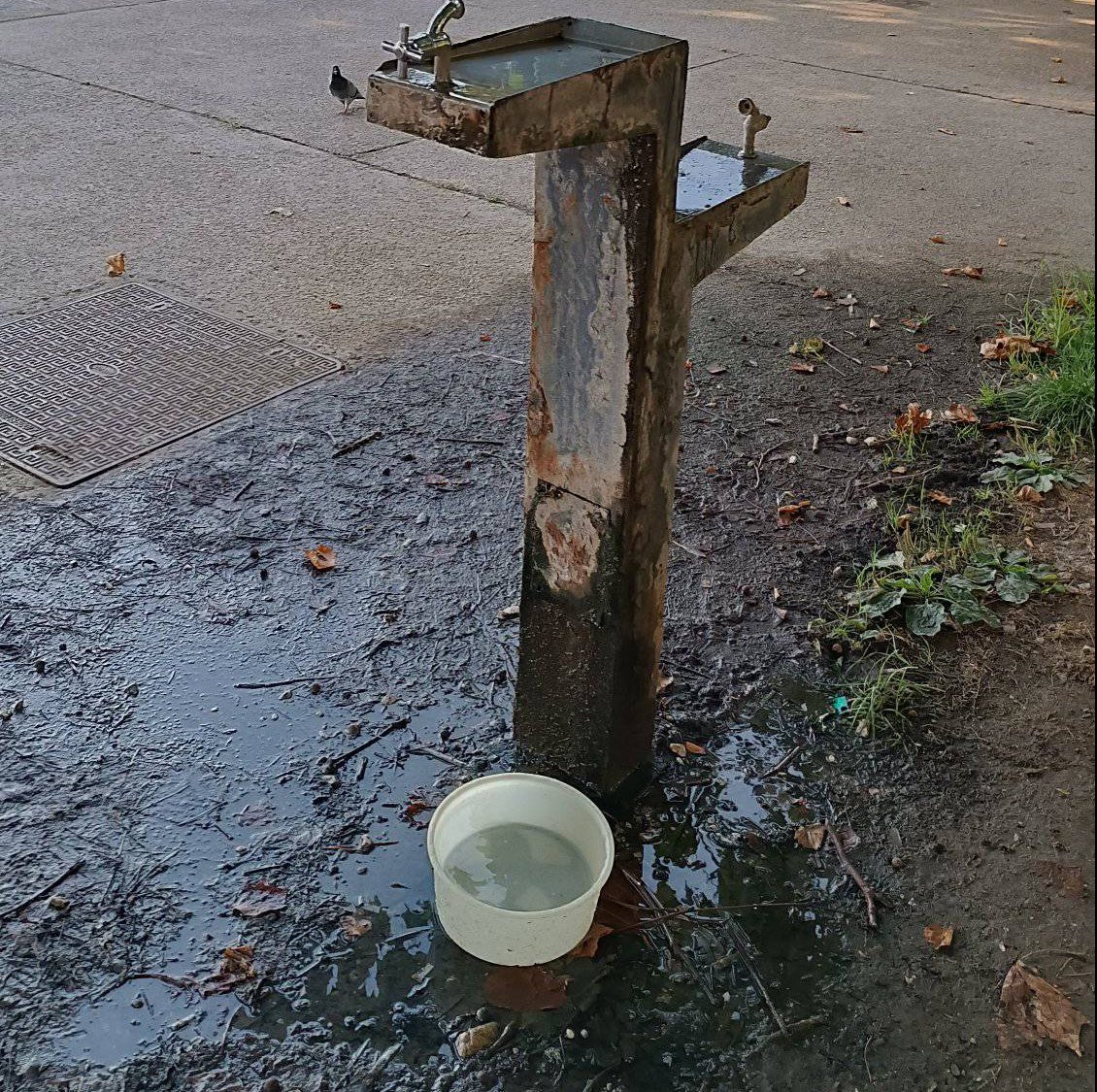 Θεσσαλονίκη: Βρώμικες βρύσες που δε «ξεδιψάνε» κανέναν! (ΦΩΤΟ)