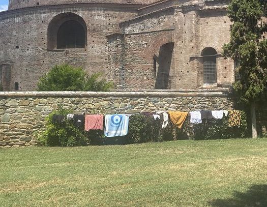 Αδιανόητη εικόνα: Άγνωστοι άπλωσαν τη… μπουγάδα τους μπροστά από το μνημείο της Ροτόντας στη Θεσσαλονίκη (ΦΩΤΟ)